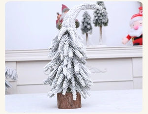 Détail d'un mini sapin de Noël floqué avec cime courbée et base en bois naturel