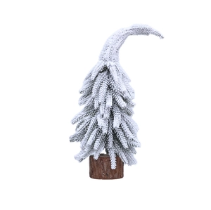 Détail d'un sapin de Noël enneigé avec sommet courbé et socle en bois naturel massif