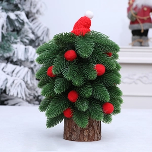 Mini sapin de Noël de bureau avec pompons rouges, bonnet tricoté et socle en bois