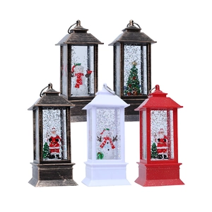 Lanterne natalizie festive con glitter scintillanti e figurine classiche in un set
