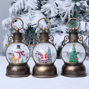 Lanterne Boule à Neige de Noël Vintage LED Lumineuse Remplie d'Eau Père Noël Bonhomme de Neige Renne Figurine Décor de Bureau