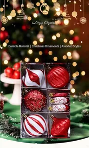 Detail van rood-witte kerstballen met glitter en streeppatronen in een luxe geschenkverpakking