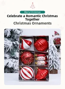 Macro-opname van rood-witte kerstballen met glitters en gestreepte patronen