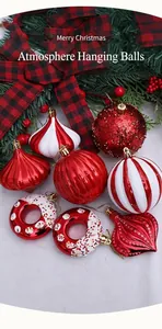 Detail van rood-witte 8cm kerstballen met glitter op kerstboomtakken in close-up