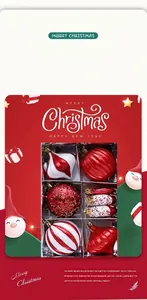 Detail van rode en witte kerstboomversieringen in een feestelijke geschenkverpakking