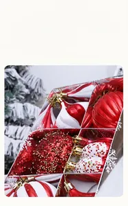 Detail van rood en wit geverfde kerstballen met glitters in transparante doos