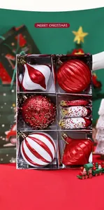 Detail van feestelijke rood-witte gestreepte kerstballen in transparante vensterverpakking