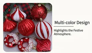 Details van rode en witte kerstboomornamenten in glanzende, matte en glitterende afwerkingen