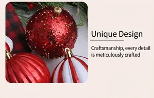Detailopname van rode kerstballen met lovertjes, geribbelde en matte afwerkingen