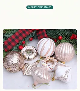Detail van roségouden en witte kerstballen ornamenten met feestelijke dennen decor