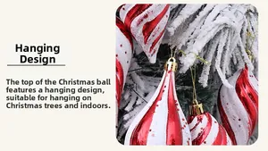 Detail eines rot-weiß spiraligen Christbaumschmucks mit Sternen auf verschneitem Zweig