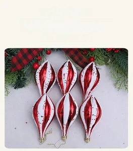 Detail von sechs spindelförmigen rot-weiß gestreiften Christbaumkugeln mit Sternmustern