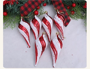 Detailansicht von 6 rot-weißen Spiral-Eiszapfen-Anhängern mit Glitzer am Tannenbaum