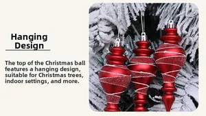Detail eines roten spindelförmigen Weihnachtsanhängers mit silbernen Glitzerstreifen