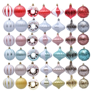 Set van 42 kleurrijke kerstballen van 8cm in diverse vormen en glitterafwerkingen