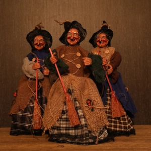 Tres figuras de brujas de Halloween con escobas y trajes de arpillera decorativos