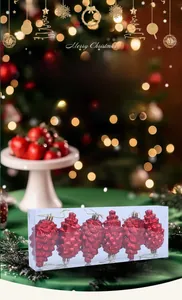 Detailansicht roter Tannenzapfen-Weihnachtsschmuck im 6er-Set mit Glanzeffekt