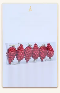 Detail von 6 roten Tannenzapfen-Weihnachtsanhängern mit Schuppentextur und goldenen Schnüren