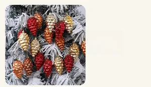 Nahaufnahme von glänzenden Tannenzapfen-Weihnachtsanhängern in Rot und Gold mit Schnüren