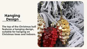 Nahaufnahme goldener und roter Tannenzapfen-Anhänger an einem verschneiten Weihnachtsbaum