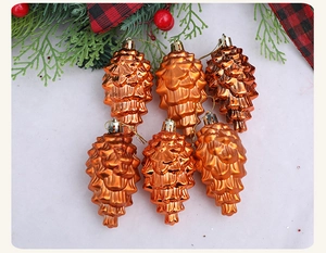 Detail von 6-teiligen glänzend orangen Zapfen-Weihnachtsanhängern mit goldenen Schnüren