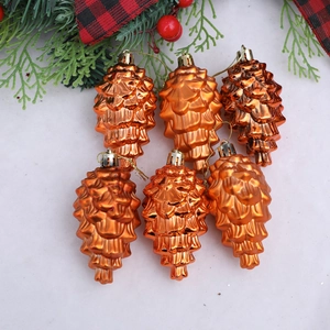 Set di 6 decorazioni natalizie a forma di pigna rossa metallizzata su fondo innevato