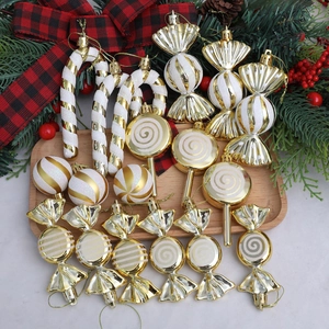 Set de 18 adornos navideños de dulces dorados y blancos en bandeja de madera
