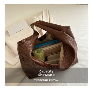 Vue détaillée montrant la grande capacité du sac hobo en cuir tressé marron