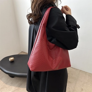 Grote rode geweven tote bag voor dames, stijlvolle schoudertas voor dagelijks woon-werkverkeer