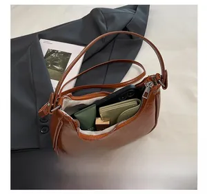Vue intérieure de ce sac hobo marron montrant sa capacité pour vos effets personnels