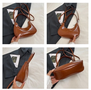 Vues détaillées d'un sac hobo en cuir huilé marron avec texture et bandoulière réglable