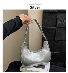 Détail du sac demi-lune argenté métallisé avec cuir plissé et bandoulière fixe