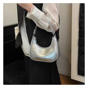 Détail du sac hobo argenté en forme de croissant avec texture cuir métallisé froissé