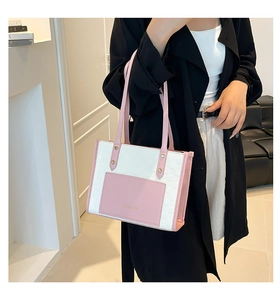 Détail du sac fourre-tout en cuir PU rose et blanc avec rivets dorés et bandoulière fine