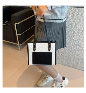 Vue détaillée du sac cabas en similicuir matelassé avec contraste noir et blanc élégant