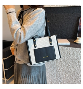 Détail du sac cabas tissé à carreaux avec poche noire et lettrage doré chic