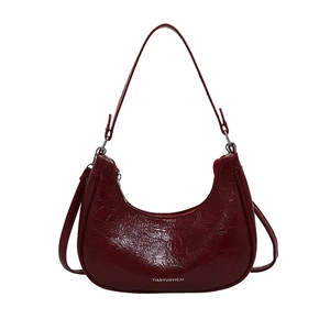 Chic sac à bandoulière demi-lune rouge foncé avec texture huilée brillante pour femme