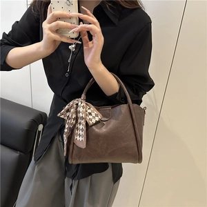 Borsa a secchiello minimalista in ecopelle testa di moro con foulard in seta a scacchi