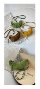 Vue détaillée des sacs croissant avec bandoulières nouées et texture mate aux tons terre