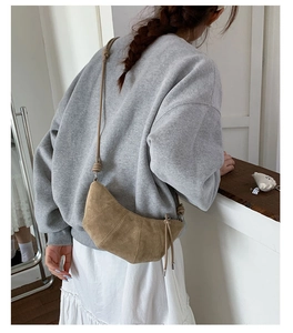 Détail du sac croissant kaki avec segments matelassés et bandoulière à nœud décoratif