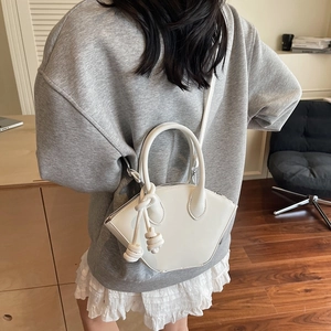 Borsa a secchiello minimalista in pelle bianca con nodo e tracolla versatile