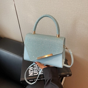 Bolso de mano patchwork azul claro brillante con solapa de purpurina y detalles dorados