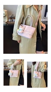 Détail du sac bandoulière plissé rose clair avec breloque ours et marquage RAH TOP