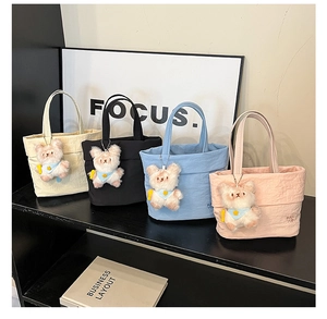 Série de mini sacs plissés en quatre coloris avec pendentifs ours en peluche étoilés