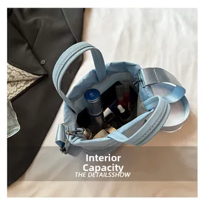 Vue détaillée de la capacité interne du sac cabas bleu clair avec maquillage
