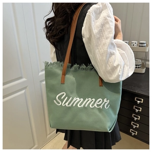 Détail de la broderie Summer et des franges sur le sac cabas en toile verte