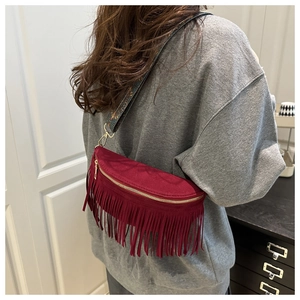 Détail du sac à bandoulière bordeaux à franges avec sangle jacquard et zip doré élégant