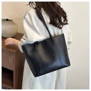 Grande borsa tote nera in ecopelle con trama a grana e doppie cinghie lunghe da spalla