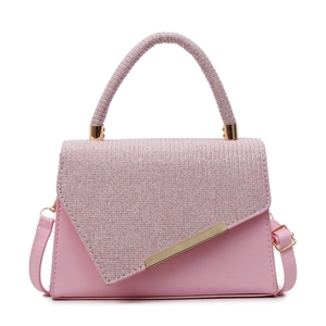 Bolso bandolera rosa minimalista con solapa de lentejuelas y detalles dorados