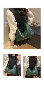 Detail der dunkelgrünen Hobo-Tasche mit M-Nietenmuster und strukturierter Lederoptik